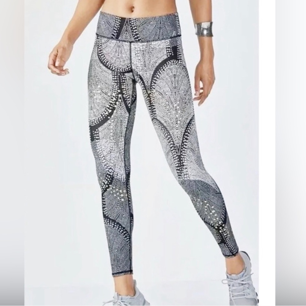 FABLETICS MID RISE ATHLETIC LEGGINGS SIZE MEDIUM